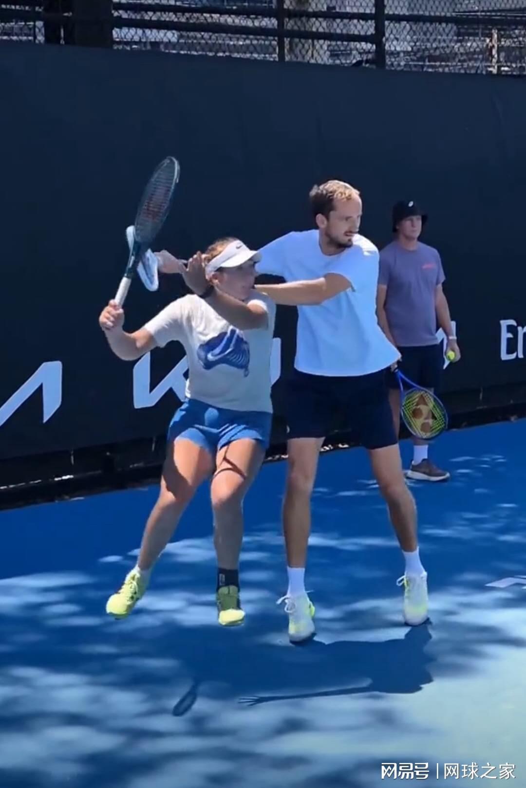 外网网友对比小安娃与梅总正手慢动作，这其中很多道理引人深思